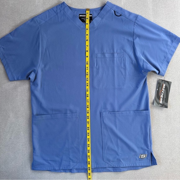 Skechers Men’s Aspire 5 Pocket V Neck Scrub Top. Ciel Blue. Medium. - Picture 6 of 6